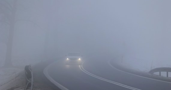 Instytut Meteorologii i Gospodarki Wodnej wydał ostrzeżenie I stopnia przed gęstą mgłą w centralnej i w zachodniej Polsce, a także przed oblodzeniem na drogach na południu kraju. Alerty dotyczą 10 województw.