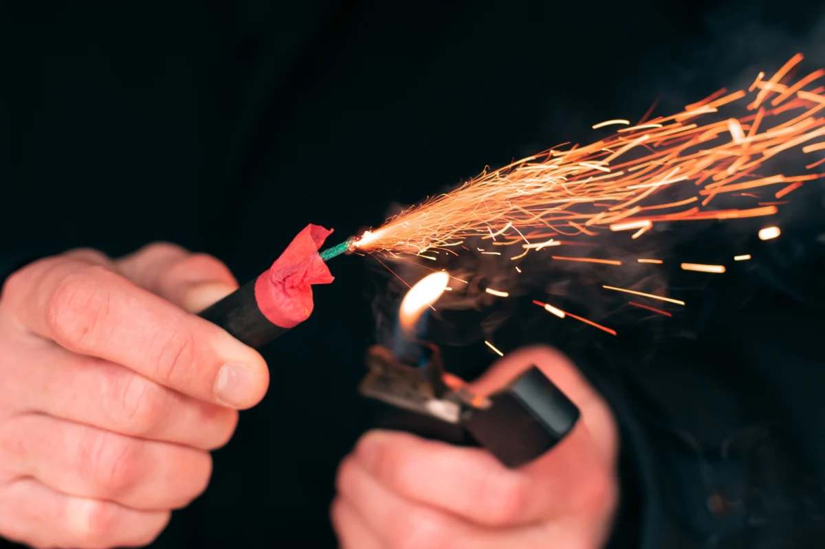 Dwaj młodzi mężczyźni z obrażeniami dłoni i twarzy trafili do szpitala, po tym jak wybuchła petarda - poinformowała we wtorek podlaska policja. Policjanci apelują o rozwagę przy odpalaniu fajerwerków.