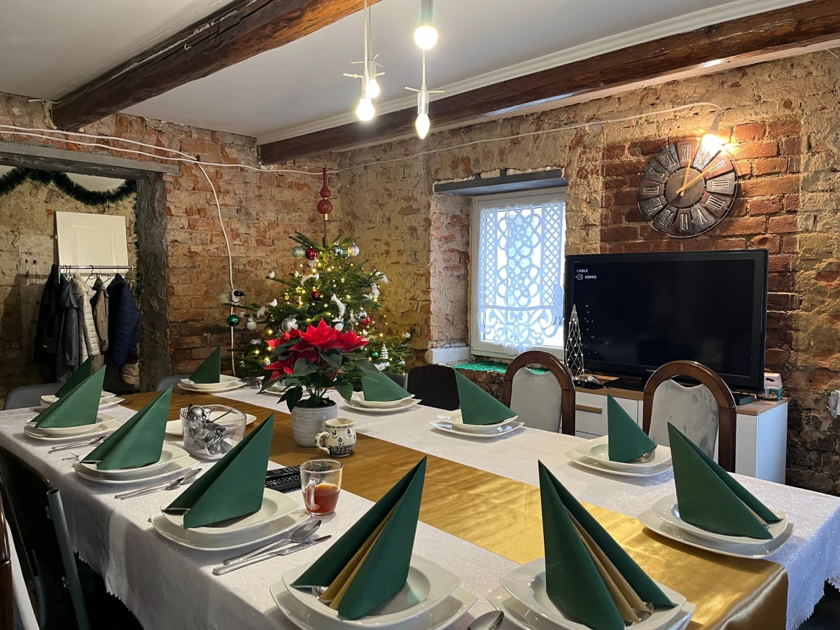 Kilkuset powodzian nie może spędzić świąt Bożego Narodzenia w swoich domach. Część budynków została już wyburzona, pozostałe czekają na osuszenie i remont. W Stroniu Śląskim była nasza dolnośląska reporterka, Martyna Czerwińska, a w gminie Głuchołazy - na pierwszej w historii miejskiej Wigilii - Paweł Konieczny.