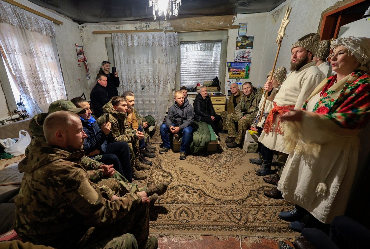 Ukraińcy obchodzą dziś trzecie Boże Narodzenie w czasach wojny. "Niestety nie wszyscy mogą je świętować w pełni" - powiedział we wtorek prezydent Ukrainy Wołodymyr Zełenski. Z kolei szef wojskowych władz Krzywego Rogu, Serhij Łysak, poinformował o rosyjskim ataku rakietowym. "Spod gruzów wielopiętrowego bloku mieszkalnego, zniszczonego przez pocisk balistyczny, został wyciągnięty mężczyzna. Nie udało się go uratować" - podał. 11 osób jest rannych, a pod gruzami wciąż mogą znajdować się ludzie.