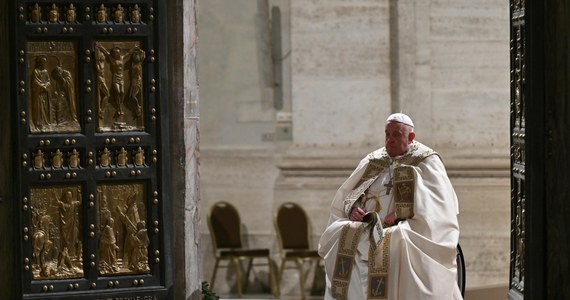 Papież Franciszek zainaugurował w wigilijny wieczór Rok Święty w Kościele, otwierając Drzwi Święte w bazylice watykańskiej, a następnie przewodniczył pasterce. Nawiązując do hasła Roku Świętego "Pielgrzymi nadziei" mówił, że trzeba odnaleźć utraconą nadzieję na cierpiącej Ziemi, wstrząsanej wojnami i przemocą. Na mszy obecna była m.in. premier Włoch Giorgia Meloni. W całym rejonie Watykanu wprowadzono czerwoną strefę najwyższych środków bezpieczeństwa.