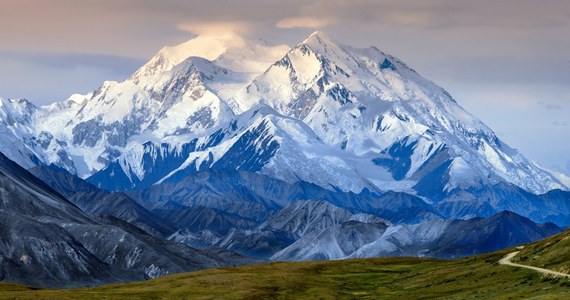 Najwyższy szczyt Ameryki Północnej - Denali - może wkrótce ponownie zmienić swoją nazwę na Mount McKinley. Taki zamiar ma prezydent elekt Donald Trump, który stwierdził, że William McKinley, na którego cześć góra została nazwana, był świetnym prezydentem dla kraju. 