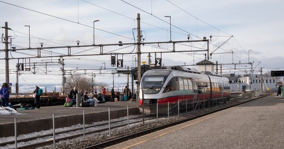 Usterka techniczna sparaliżowała w środę kolej w Norwegii. Od godz. 8.00 rano nie działają systemy komunikacyjne między pociągami, a centralami kierowania ruchem. Z powodu bezpośredniego zagrożenia dla podróżnych, pociągi zostały zatrzymane na stacjach do odwołania.