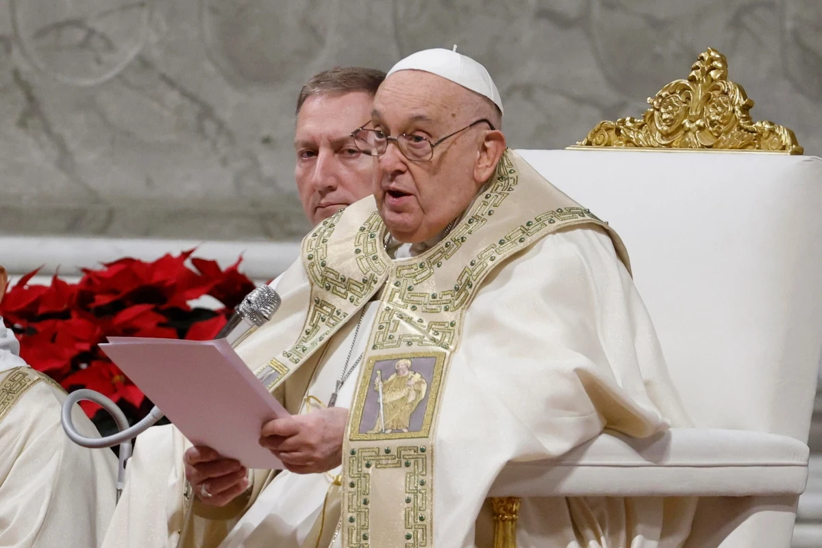 W świątecznym orędziu wygłoszonym z centralnego balkonu bazyliki Świętego Piotra w południe w Boże Narodzenie, papież Franciszek wezwał do zaprzestania walk na świecie. Mówił nie tylko o Ukrainie, ale także o Bliskim Wschodzie, Afryce i Ameryce. Apelował o pojednanie się z Bogiem.