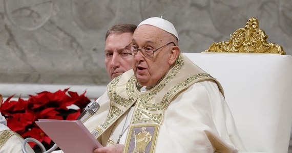 W świątecznym orędziu wygłoszonym z centralnego balkonu bazyliki Świętego Piotra w południe w Boże Narodzenie, papież Franciszek wezwał do zaprzestania walk na świecie. Mówił nie tylko o Ukrainie, ale także o Bliskim Wschodzie, Afryce i Ameryce. Apelował o pojednanie się z Bogiem.