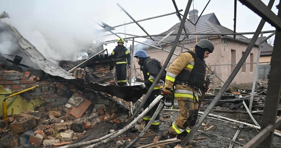 "W trakcie zmasowanego ataku na Ukrainę rosyjska rakieta przeleciała przez przestrzeń powietrzną Mołdawii i Rumunii" – oświadczył minister spraw zagranicznych Ukrainy Andrij Sybiha. Tym doniesieniom zaprzecza Ministerstwo Obrony Narodowej Rumunii, które podało, że nie wykryto naruszenia granicy. 