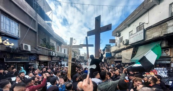 Syryjscy chrześcijanie świętowali we wtorek w Damaszku pod eskortą ochrony. Było nabożeństwo i pieśni, ale też głośny protest w związku z wydarzeniami w prowincji Hama. Syrię, w której po upadku Baszara al-Asada władzę przejął ruch HTS, bacznie obserwuje społeczność międzynarodowa. Nowe władze w kraju zapowiedziały, że pozwolą mniejszościom religijnym na funkcjonowanie. Początki religijnej tolerancji w Syrii są jednak trudne.