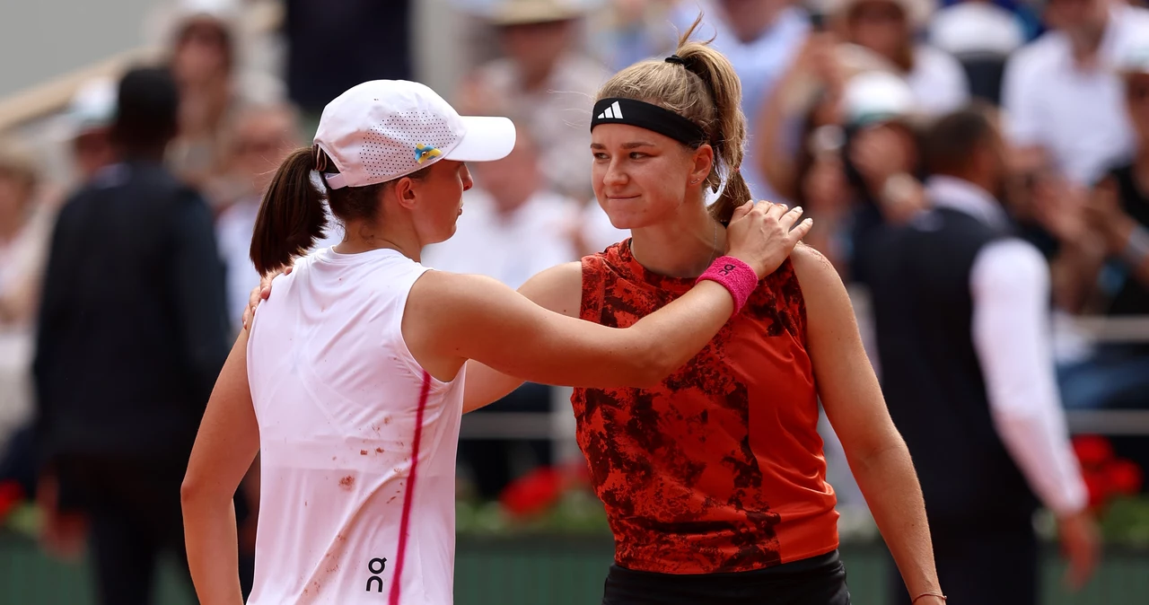 Iga Świątek i Karolina Muchova po finale French Open w 2023 roku