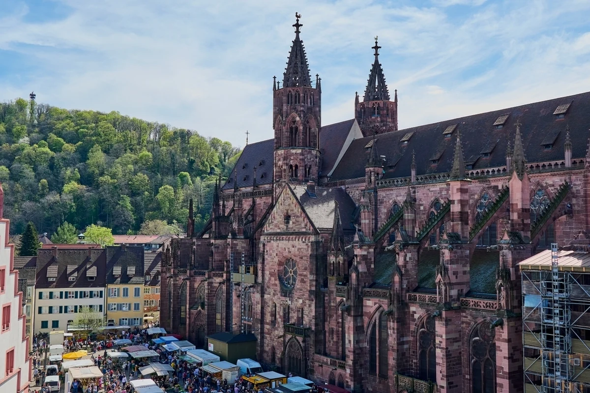 Boris Böhmann to długoletni kapelmistrz katedry we Fryburgu. Kościół bez podania przyczyny rozwiązał z nim umowę, a wierni postanowili zademonstrować swoje niezadowolenie. Podczas mszy bożonarodzeniowej w katedrze we Fryburgu w Wigilię Bożego Narodzenia zebrani przez kilka minut demonstracyjnie bili brawo w geście solidarności z Böhmannem. Prowadzący nabożeństwo arcybiskup przerwał mszę, a telewizja transmisję. W Niemczech mówi się o skandalu.