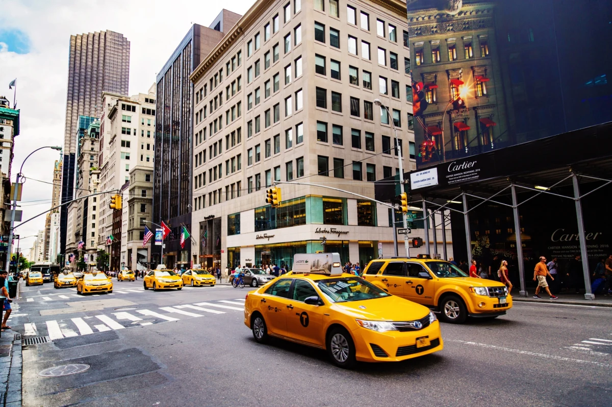 58-letni kierowca taksówki zjechał z jezdni na chodnik i staranował na nowojorskim Manhattanie przechodniów. 7 osób, w tym 9-letnich chłopiec, zostało rannych.