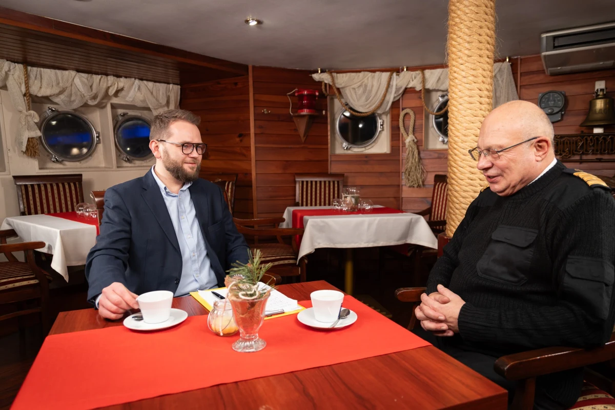 To były dwa miesiące pełne niepewności i obaw, choć każdy był jednocześnie pewien, że z przemytem nie ma nic wspólnego. Dla marynarzy z Jawora niejasne były intencje brazylijskich śledczych – to, czy chcą dociec prawdy, czy być może ukarać tych, którzy niejako z automatu stali się podejrzanymi. Załodze odebrano paszporty, w sztormowych warunkach zabierano członków ze statku na wielogodzinne przesłuchania na lądzie. Próbowano dociec, czy którykolwiek z 20 marynarzy mógł mieć powiązania z miejscowymi kartelami. Choć dla załogi polskiego masowca był to wyniszczający czas, cała ekipa może mówić o szczęściu. Na finał śledztwa nie musieli czekać w areszcie. Co na początku października wydarzyło się na statku Jawor? Jak zareagowali członkowie załogi? Jak wieloletnie morskie doświadczenie pozwoliło przetrwać najtrudniejsze chwile? O tym porozmawialiśmy z ludźmi morza – kapitanem i starszym mechanikiem jednostki, której załogę próbowano wrobić w przemyt blisko pół tony kokainy. 