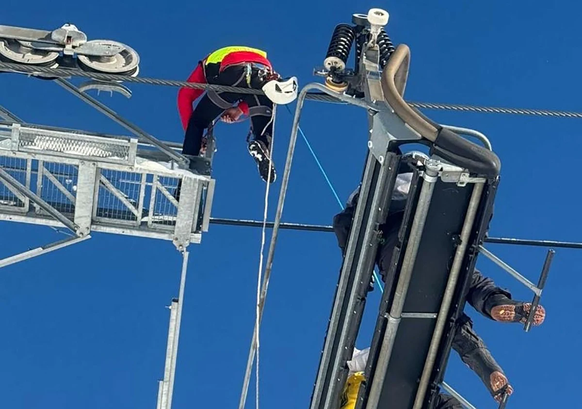 Do awarii wyciągu we francuskich Alpach doszło w Wigilię. Służby ratunkowe musiały ewakuować ponad 200 narciarzy, którzy utknęli w krzesełkach. Na szczęście wszystko skończyło się dobrze, nikomu nic się nie stało. 