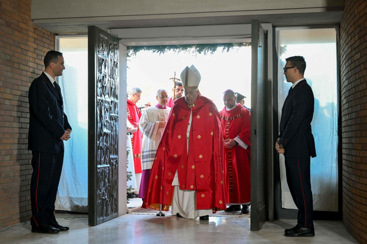 Papież Franciszek w drugim dniu świąt Bożego Narodzenia otworzył w symbolicznym geście Drzwi Święte w rzymskim więzieniu Rebibbia. W ten sposób okazał bliskość z więźniami w zainaugurowanym w Wigilię Roku Świętym, poświęconym nadziei. To pierwsze takie wydarzenie w historii.