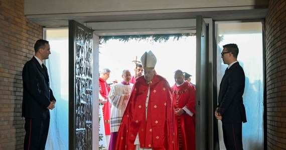 Papież Franciszek w drugim dniu świąt Bożego Narodzenia otworzył w symbolicznym geście Drzwi Święte w rzymskim więzieniu Rebibbia. W ten sposób okazał bliskość z więźniami w zainaugurowanym w Wigilię Roku Świętym, poświęconym nadziei. To pierwsze takie wydarzenie w historii.