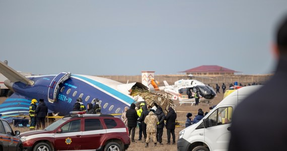 To rosyjski pocisk zestrzelił w środę nad Kazachstanem samolot linii Azerbaijan Airlines. Tak twierdzą azerskie źródła agencji Reutera zbliżone do toczącego się śledztwa. Embraer azerskich linii rozbił się w środę o godz. 11:30 czasu astańskiego (7:30 w Polsce ) w okolicy miasta Aktau w Kazachstanie. W katastrofie zginęło 38 osób. Przedstawiciele NATO domagają się rzetelnego śledztwa w sprawie.