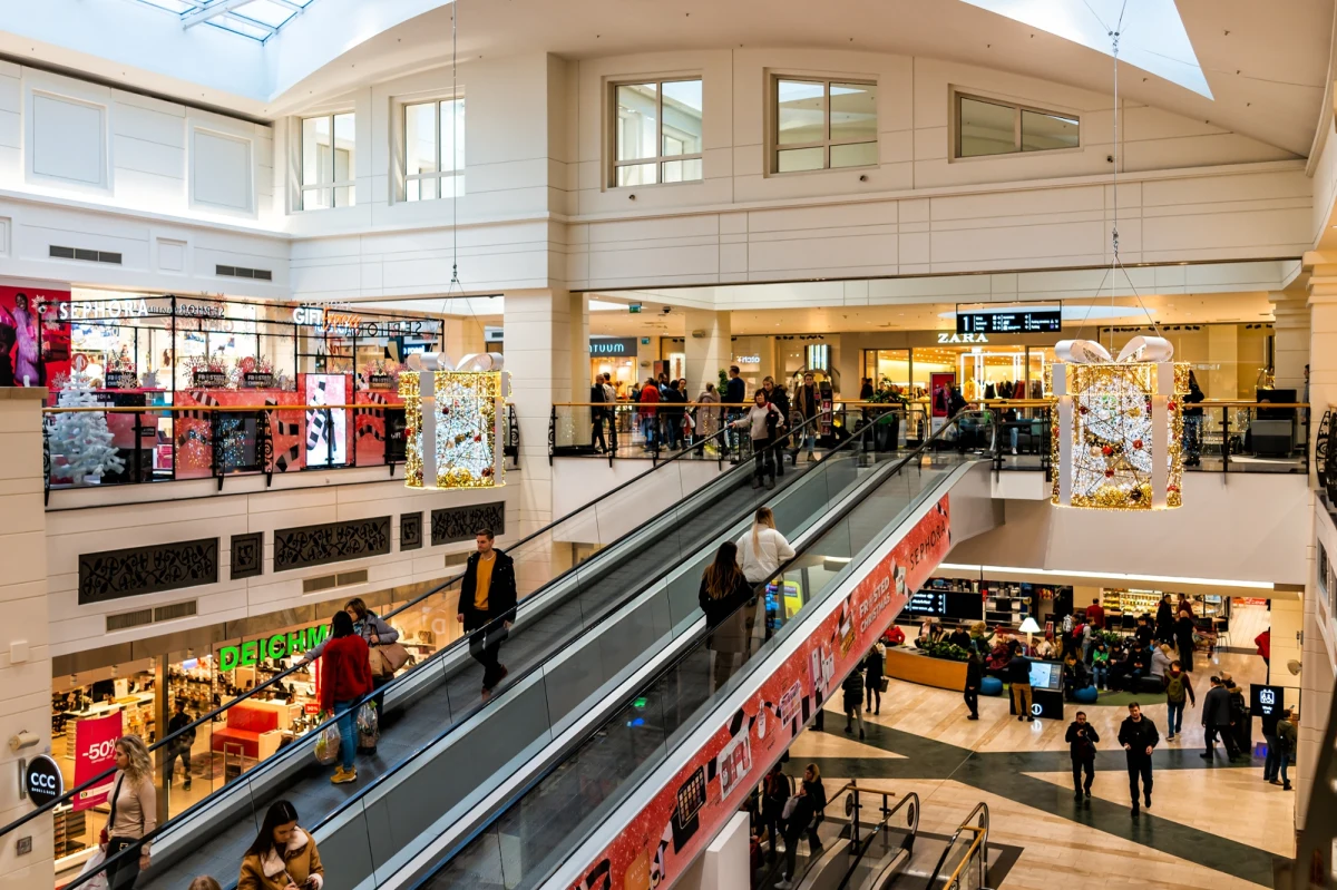 Od czterech lat zakaz handlu nie obowiązuje tylko w siedem niedziel w roku. Jak będzie w 2025 roku? Weekendowe zakupy w ramach niedziel handlowych będzie można zrobić w styczniu, czerwcu i sierpniu oraz - z okazji Wielkanocy i świąt Bożego Narodzenia - dwukrotnie w kwietniu oraz trzykrotnie w grudniu. Najbliższa niedziela handlowa wypada 26 stycznia 2025. Kiedy dokładnie sklepy będą otwarte w pozostałych miesiącach nowego roku? 