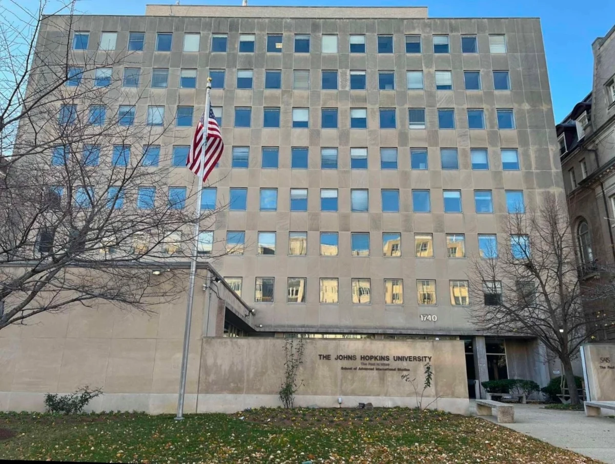 ​Ministerstwo Spraw Zagranicznych sfinalizowało zakup budynku w prestiżowej części Waszyngtonu. Nową siedzibę znajdzie tu ambasada Polski - dowiedział się korespondent RMF FM Paweł Żuchowski. Resort potwierdził te doniesienia. To duże zaskoczenie, bo choć od dawna mówiło się, że w stolicy USA potrzeba pilnie nowej ambasady, przystającej do obecnych czasów, to kolejne ekipy obawiały się podjęcia tej decyzji. Głównie ze względu na koszty takiej inwestycji. 