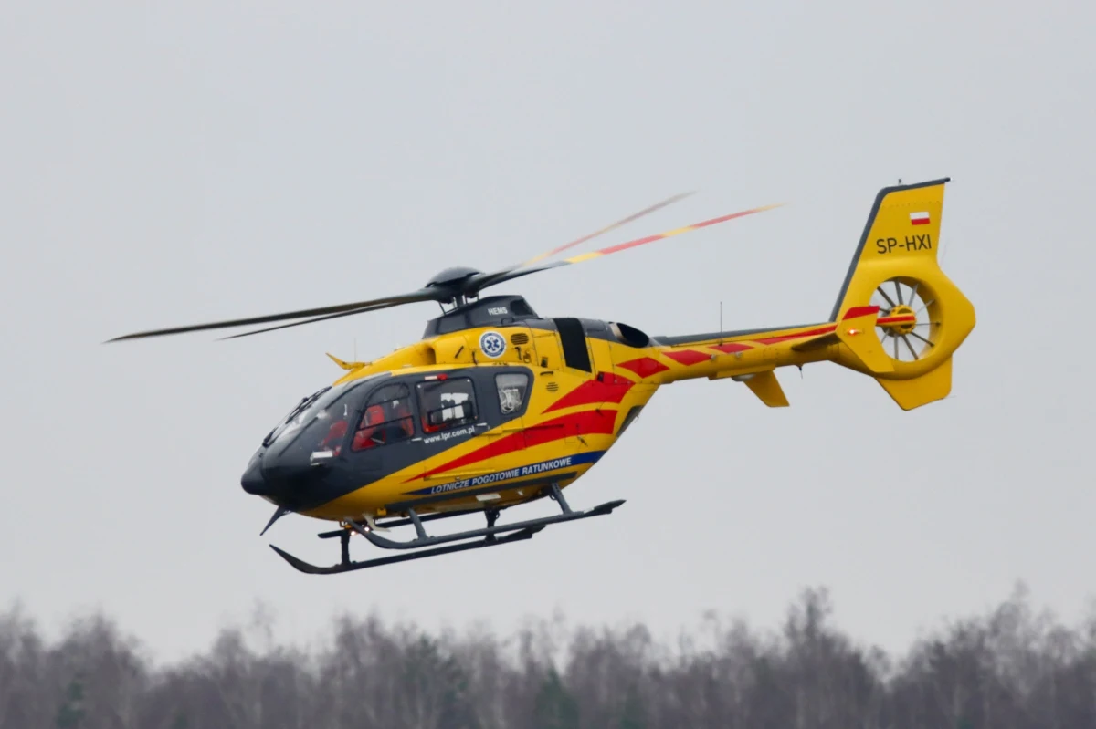 W świąteczne popołudnie na drodze wojewódzkiej 783 w miejscowości Klonów w Małopolsce ambulans zderzył się z samochodem osobowym. Pięć osób zostało rannych, w tym pacjentka przewożona karetką.
