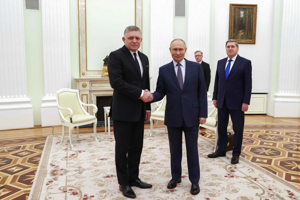 Władimir Putin twierdzi, że Słowacja zaproponowała siebie jako gospodarza do ewentualnych rozmów pokojowych między Rosją i Ukrainą. Rosyjski prezydent stwierdził, że nie jest przeciwnikiem takiego rozwiązania. Moskwa wysyła - jak zwykle - serię niejasnych sygnałów. Putin mówi o pokoju, ale straszy Oriesznikiem, a Ławrow twierdzi, że o pokoju chciała z Rosją rozmawiać Francja. Pomijając stronę ukraińską.