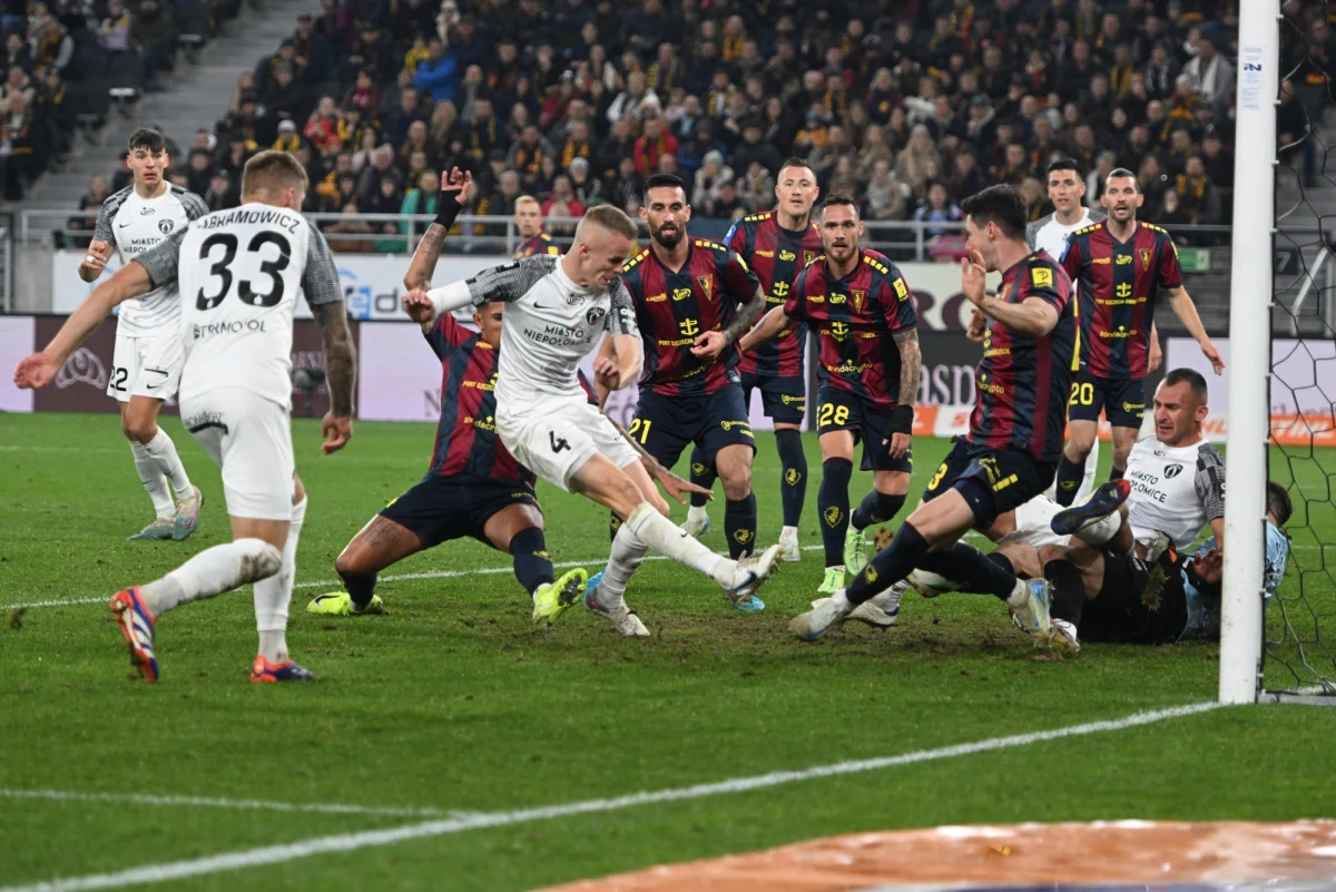 Alex Haditaghi, milioner z Kanady, nie przejmie większościowego pakietu akcji piłkarskiej spółki Pogoń Szczecin SSA. "Transakcja na 100 procent upadła" - poinformował biznesmen, cytowany przez portal meczyki.pl. Według Kanadyjczyka, powodem fiaska rozmów było sztywne stanowisko kredytodawców Pogoni. Przed rokiem szczeciński klub poinformował, że sezon 2022/23 zamknął stratą 27,5 mln zł. Klub musiał się zadłużyć, by funkcjonować na poziomie ekstraklasy.