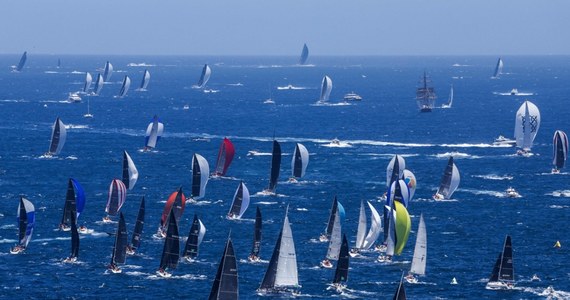 Dwóch żeglarzy zginęło w sztormie podczas 79. edycji regat z Sydney do Hobart - poinformowali organizatorzy. Ofiary były członkami załóg dwóch różnych łodzi: "Flying Fish Arctos" i "Bowline". Ostatni raz do tragedii podczas tych regat doszło w 1998 roku.