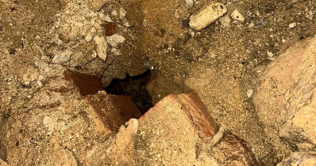 Zapadła się część posadzki w kościele parafialnym w Głuchołazach na Opolszczyźnie - dowiedział się reporter RMF FM. To skutek wrześniowej powodzi, która dotknęła także obiekt znajdujący się tuż przy rynku. Na dnie zapadliska prawdopodobnie znajduje się pomieszczenie, o którym nie ma mowy w obecnie dostępnych dokumentach.