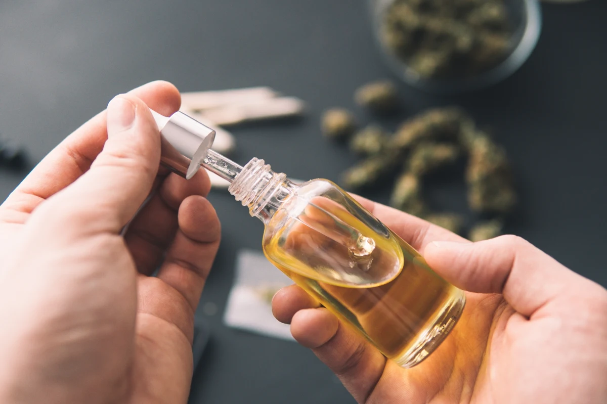 Olejek THC, czyli ekstrakt marihuany medycznej, wymieszany z olejem spożywczym miał doprowadzić do zatrucia 14-osobowej rodziny, do którego doszło po wigilijnej kolacji w małej miejscowości pod Zambrowem w Podlaskiem. U wszystkich wykryto niewielkie ilości marihuany. 