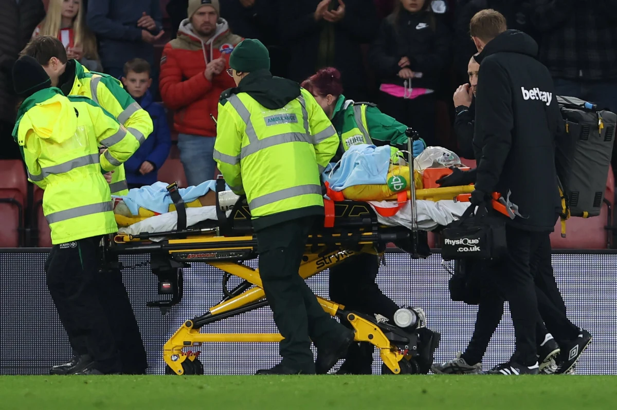 Były bramkarz reprezentacji Polski Łukasz Fabiański zderzył się z jednym z rywali i upadł na murawę w trakcie spotkania z Southampton. Polaka zniesiono na noszach.