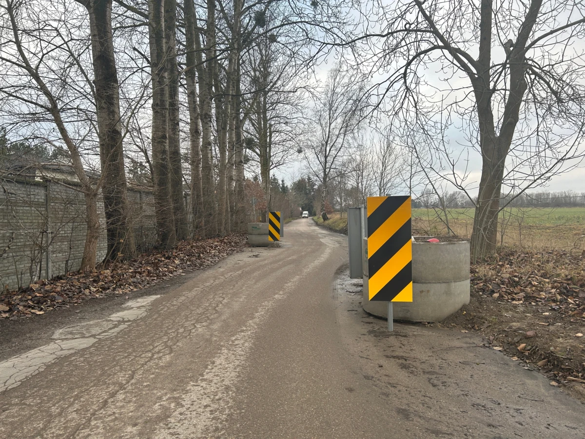 „Ich obecność jest niebezpieczna” - mówią nam mieszkańcy. Betonowe przeszkody miały służyć do uspokojenia ruchu i ograniczenia przejazdu ciężarówek na ul. Bysewskiej w Gdańsku. Policja rekomenduje ich usunięcie i zastąpienie innym, bezpieczniejszym rozwiązaniem. We wrześniu w oddalonym o 10 km Otominie betonowy krąg stał się jedną z przyczyn wypadku, w którym zginęło małżeństwo.