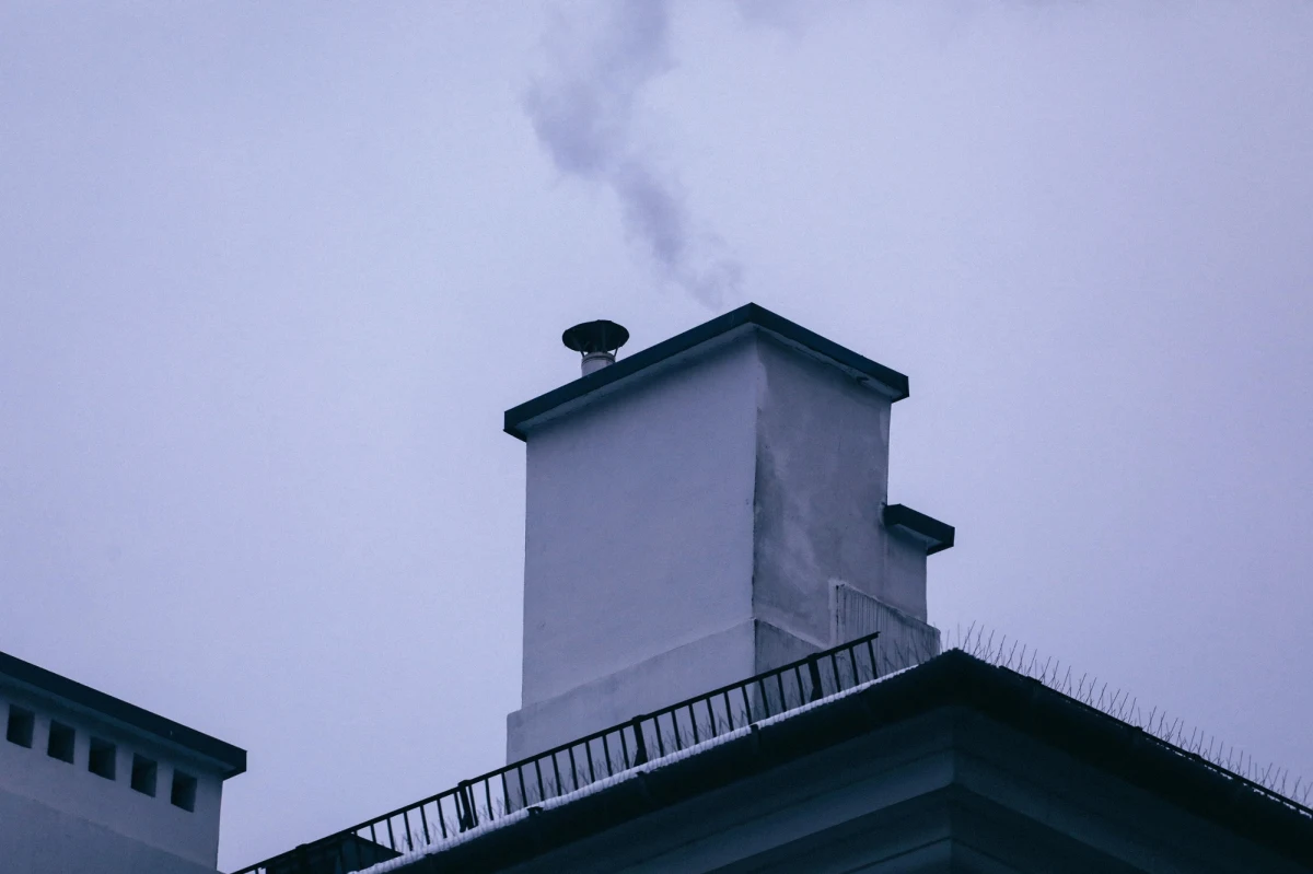 Piątkowy poranek w województwie śląskim przywitał mieszkańców smogiem. W nocy było kilka stopni mrozu, piece pracowały pełną parą i od razu jakość powietrza znacząco się pogorszyła.