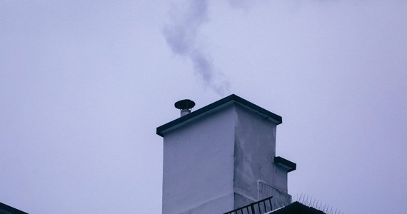 Piątkowy poranek w województwie śląskim przywitał mieszkańców smogiem. W nocy było kilka stopni mrozu, piece pracowały pełną parą i od razu jakość powietrza znacząco się pogorszyła.