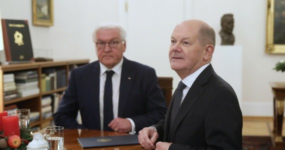 Prezydent Niemiec Frank-Walter Steinmeier rozwiązał w piątek Bundestag i rozpisał przedterminowe wybory parlamentarne na 23 lutego 2025 r. Przychylił się w ten sposób do wniosku kanclerza Olafa Scholza, którego rząd mniejszościowy nie otrzymał 16 grudnia wotum zaufania.