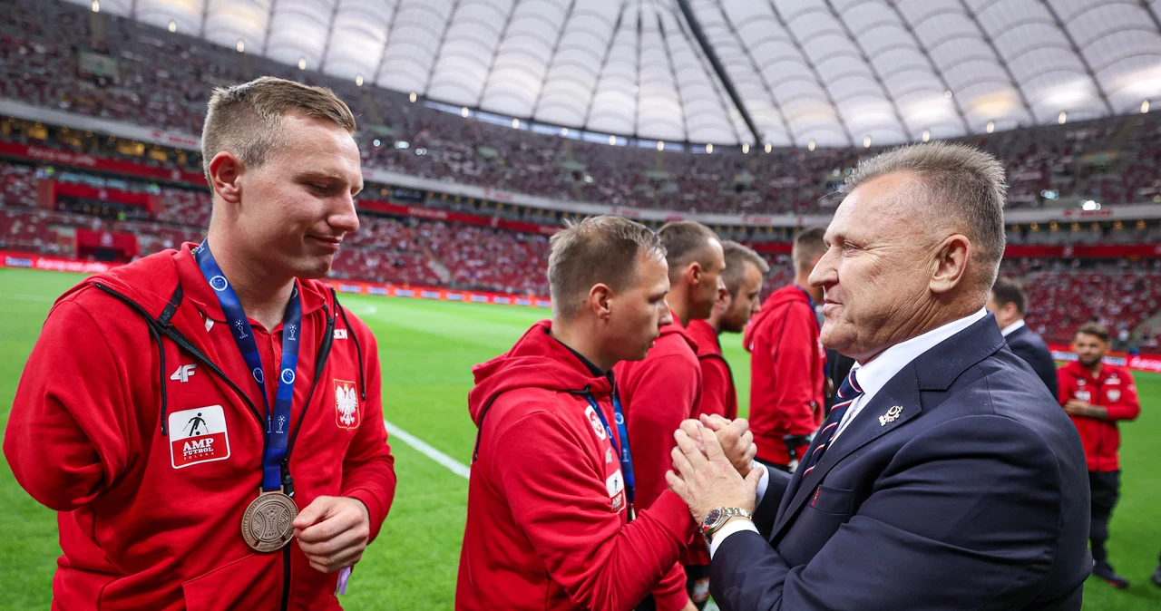 Igor Woźniak (z lewej) z Cezarym Kuleszą, prezesem Polskiego Związku Piłki Nożnej