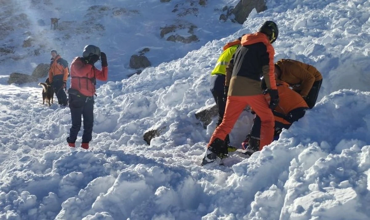 Tragiczne skutki lawiny w austriackich Alpach. Zwały śniegu porwały skiturowców. Życia dwóch osób nie udało się uratować. Jak podają media w Austrii, w lawinie zginęli 51-letni mężczyzna i jego 22-letni syn. 