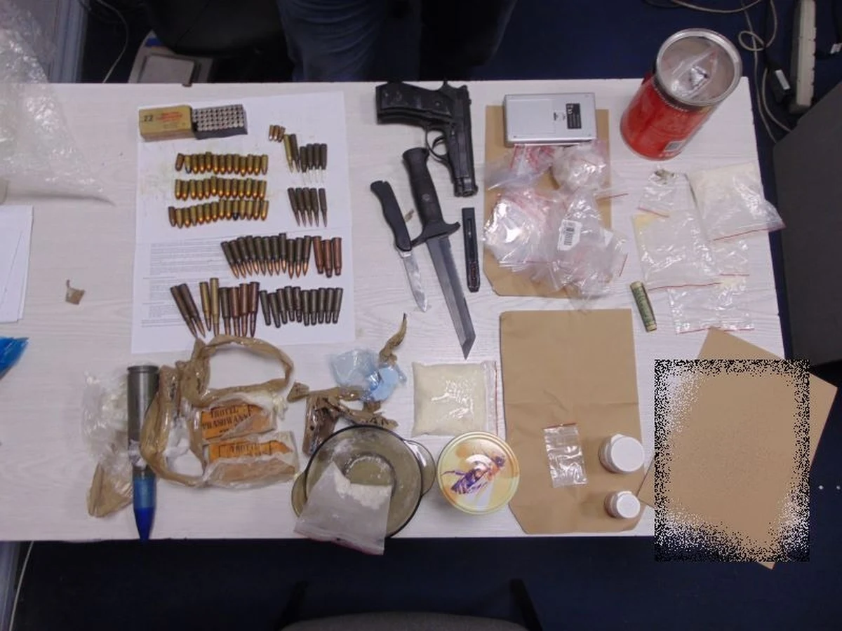 Zarzuty nielegalnego posiadania broni gazowej, amunicji i znacznej ilości narkotyków usłyszał 28-latek z powiatu kłodzkiego. Mężczyzna miał w domu także 400 gramów trotylu. Sąd zdecydował, że trzy najbliższe miesiące spędzi w areszcie.