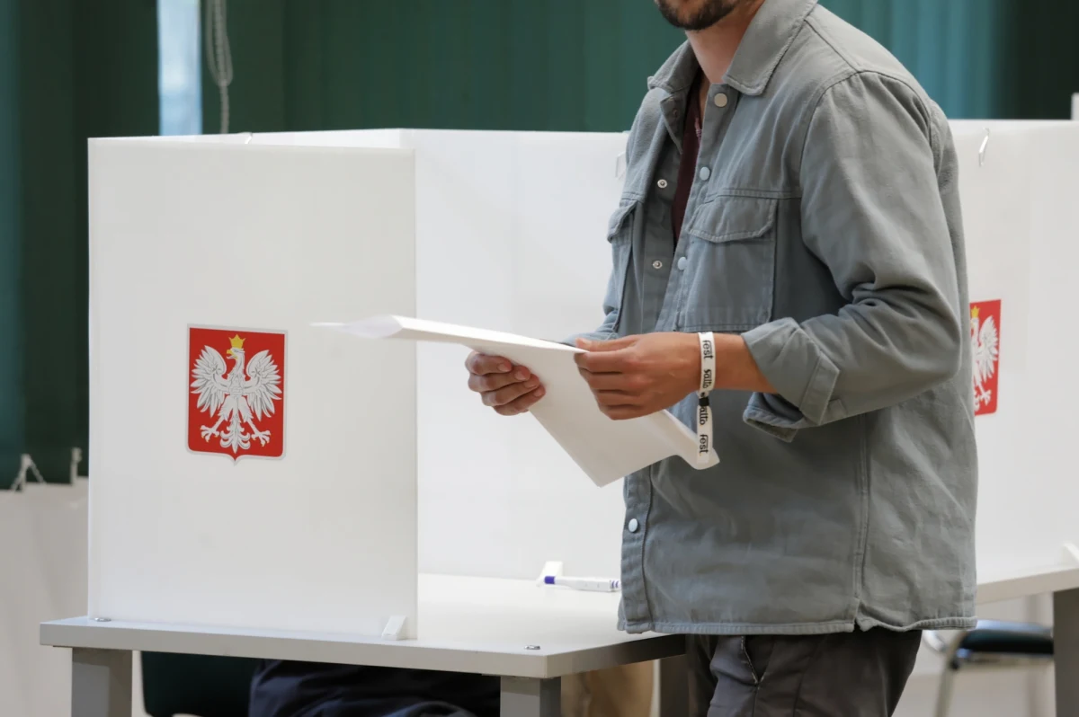 W rozpoczynającym się roku czekają nas wybory prezydenckie, które wyłonią następcę pełniącego tę funkcję dziesiąty rok Andrzeja Dudy. Dziś trudno jeszcze podać precyzyjne terminy kolejnych kroków w kampanii wyborczej. Na pewno wiadomo tylko tyle, że nowy prezydent obejmie urząd 6 sierpnia. Wydarzenia, które do tego doprowadzą, mogą przebiegać w kilku wariantach.