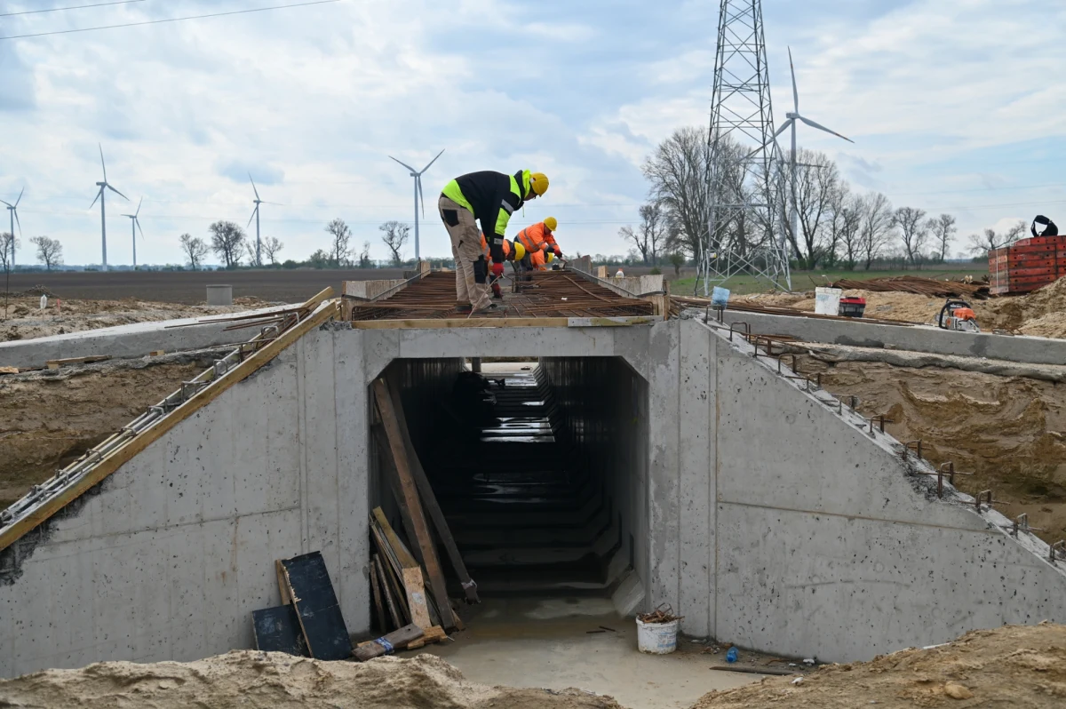 Kolejne opóźnienie zakończenia budowy odcinka trasy ekspresowej S3 Dargobądz-Troszyn w Zachodniopomorskiem. Jak dowiedział się reporter RMF FM, Generalna Dyrekcja Dróg Krajowych i Autostrad wyznaczyła kolejną datę finalizacji inwestycji na początek kwietnia przyszłego roku. 