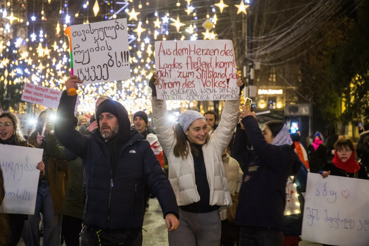 Piątek to 30. dzień antyrządowych protestów w Tbilisi. Demonstranci zapowiadają mobilizację na niedzielę, kiedy Micheil Kawelaszwili zostanie zaprzysiężony na prezydenta. Premier Irakli Kobachidze zapowiedział, że jeśli prezydent Salome Zurabiszwili odmówi w niedzielę opuszczenia swojej rezydencji - Pałacu Orbeliani, grozi jej zatrzymanie przez policję. Do stolicy Gruzji wybiera się w weekend europoseł KO Michał Wawrykiewicz.