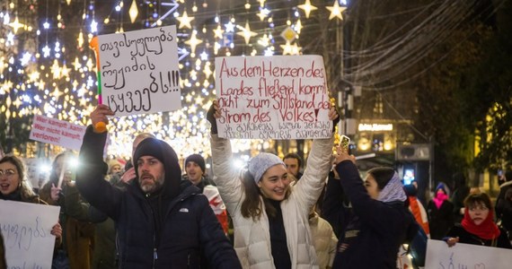 Piątek to 30. dzień antyrządowych protestów w Tbilisi. Demonstranci zapowiadają mobilizację na niedzielę, kiedy Micheil Kawelaszwili zostanie zaprzysiężony na prezydenta. Premier Irakli Kobachidze zapowiedział, że jeśli prezydent Salome Zurabiszwili odmówi w niedzielę opuszczenia swojej rezydencji - Pałacu Orbeliani, grozi jej zatrzymanie przez policję. Do stolicy Gruzji wybiera się w weekend europoseł KO Michał Wawrykiewicz.