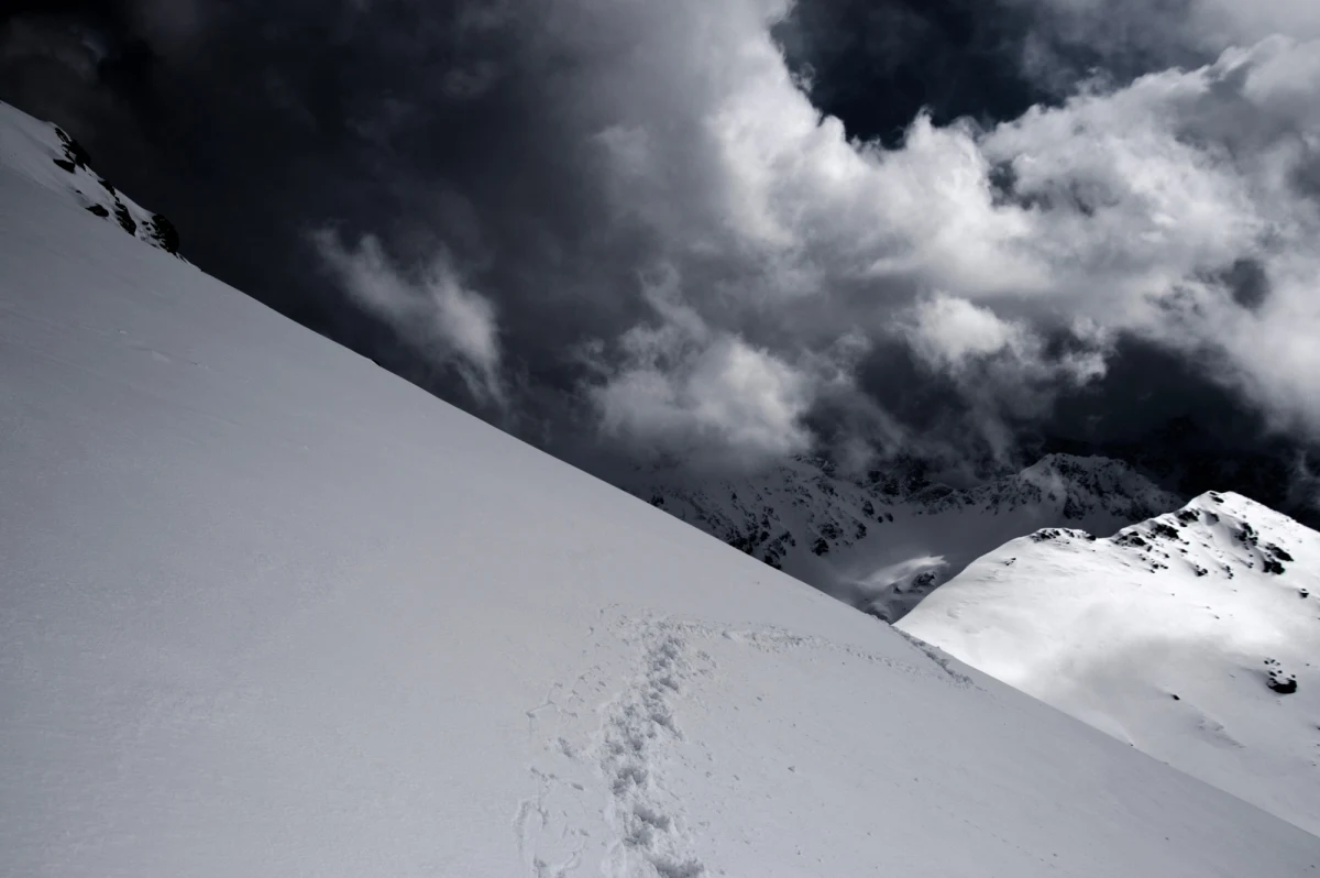 Kilka razy musieli interweniować w święta ratownicy TOPR. Sprowadzili m.in. dwójkę turystów z Zawratu i prowadzili całonocne poszukiwania samotnego turysty, który bez odpowiedniego sprzętu i znajomości terenu wybrał się na szczyt Ciemniaka w paśmie Czerwonych Wierchów.