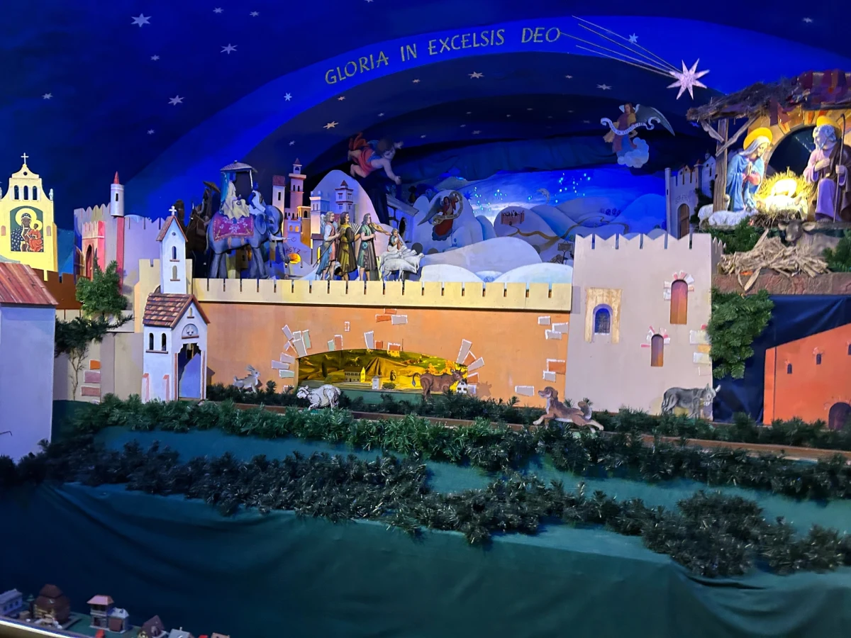 Po raz 76. w historii wystawiona została najstarsza ruchoma szopka bożonarodzeniowa w Warszawie. Można ją oglądać w podziemiach Kościoła Przemienienia Pańskiego przy ulicy Miodowej.