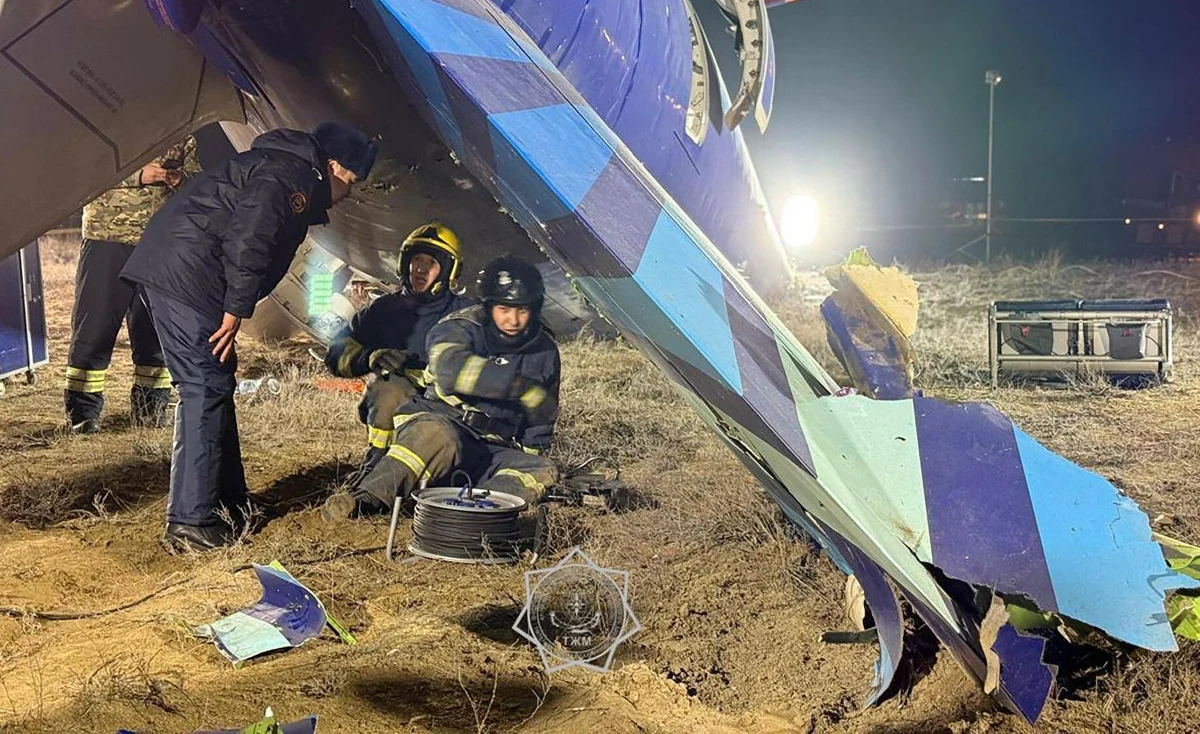 "Zaobserwowaliśmy pewne oznaki wskazujące na to, że samolot Azerbaijan Airlines mógł zostać strącony przez rosyjskie systemy obrony powietrznej" - powiedział w piątek John Kirby, rzecznik Rady Bezpieczeństwa Narodowego USA. Stacja MSNBC, powołując się na źródła wojskowe, podała, że według amerykańskiego wywiadu Rosjanie mogli błędnie zidentyfikować samolot jako nadlatującego drona. Tymczasem coraz więcej przewoźników wstrzymuje połączenia z rosyjskimi miastami. Rejsy do Rosji odwołali m.in. narodowi przewoźnicy Azerbejdżanu, Izraela i Kazachstanu oraz tanie linie lotnicze ze Zjednoczonych Emiratów Arabskich.