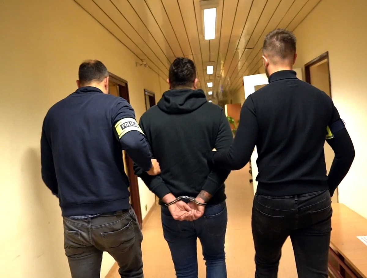 ​Hurtowe ilości narkotyków przechowywał  w komórce lokatorskiej 34-letni mieszkaniec Warszawy. Na jego trop wpadli policjanci stołecznego Wydziału ds. Zwalczania Przestępczości Pseudokibiców. Mężczyzna został tymczasowo aresztowany, grozi mu nawet 12 lat więzienia.