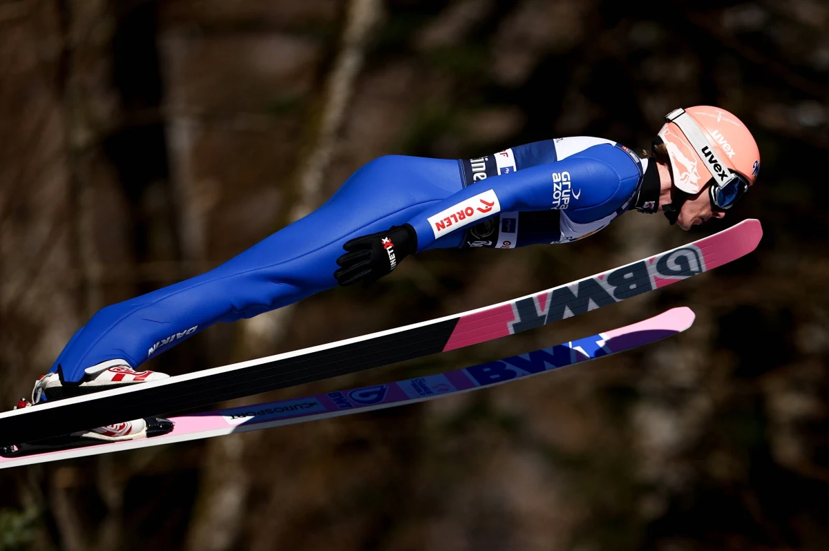 Startuje 73. edycja narciarskiego Turnieju Czterech Skoczni. Rozpoczną ją sobotnie kwalifikacje w niemieckim Oberstdorfie. Niestety wśród faworytów tej prestiżowej imprezy trudno szukać Polaków.  W obecnym sezonie Biało-Czerwoni spisują się bardzo przeciętnie.