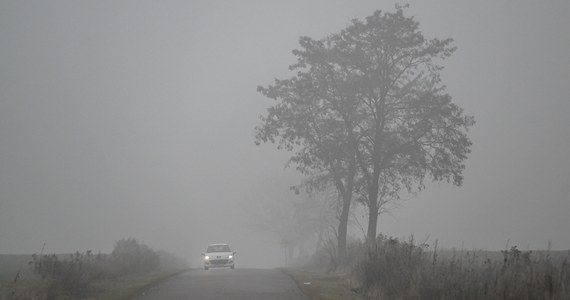 Trudne warunki do jazdy na drogach w całej Polsce. Instytut Meteorologii i Gospodarki Wodnej ostrzega przed gęstą mgłą oraz marznącymi opadami. Z kolei Rządowe Centrum Bezpieczeństwa wydało alerty w związku ze smogiem.