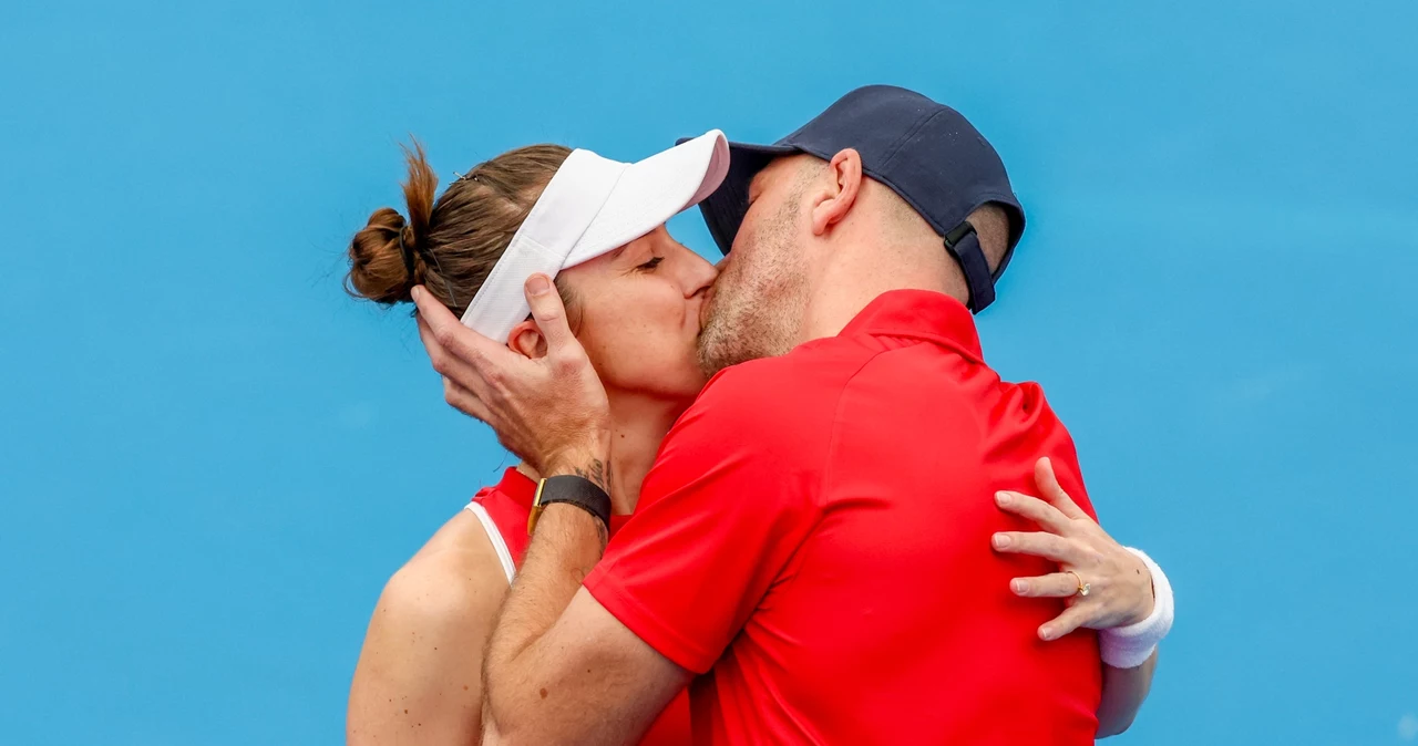 Belinda Bencic cieszy się po zwycięstwie w mikście, Szwajcaria pokonała Francję 2:1. Na zdjęciu ze swoim partnerem Martinem Hromkoviciem