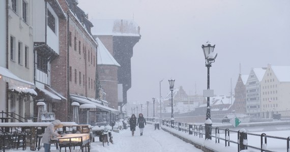 Białych świąt nie było, w Sylwestera też raczej pogoda będzie przypominać tę jesienną, ale zima nadejdzie tuż po powitaniu Nowym Roku - wynika z długoterminowej prognozy. W całej Polsce zrobi się zdecydowanie chłodniej. Należy też spodziewać się bardzo intensywnych opadów śniegu. 