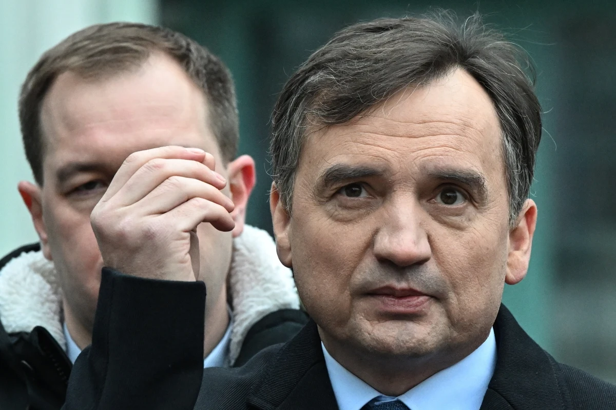 "On się nie ukrywa - walczy o przywrócenie elementarnego porządku prawnego. Nie widzę powodu, aby rezygnował ze swojego mandatu" - w ten sposób były minister sprawiedliwości Zbigniew Ziobro odpowiedział na pytanie, czy Marcin Romanowski powinien zrzec się mandatu poselskiego. Poseł Prawa i Sprawiedliwości podejrzany w aferze Funduszu Sprawiedliwości uzyskał azyl polityczny na Węgrzech. 