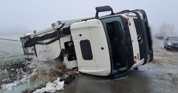 3 osoby trafiły do szpitala po wypadku z udziałem śmieciarki w miejscowości Lasy na Lubelszczyźnie. Kierowca stracił panowanie nad autem na oblodzonej jezdni. 