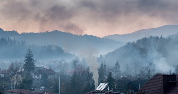 Powiadomienie o ryzyku wystąpienia przekroczenia poziomu alarmowego dla pyłu zawieszonego PM10 w powietrzu wydały dla centralnej i południowej części woj. śląskiego służby środowiskowe. W sobotę po południu jakość powietrza w regionie się pogarszała.